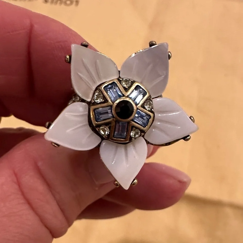 Elegant White Flower Ring - Picture 2 of 4